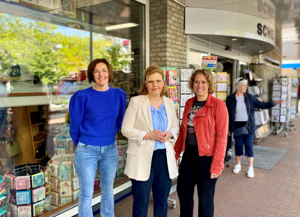  Ellen Rooijackers, Annemarie Rijkers en Janneke van Haaren voor de boekhandel in Veghel. 