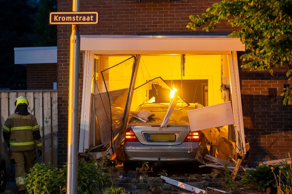 Auto rijdt woning in Kromstraat binnen. (Foto: Gabor Heeres, Foto Mallo)