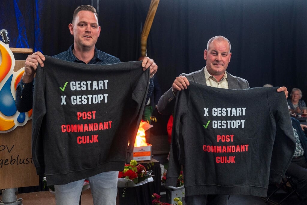 Willy van Thiel (Links) is vanaf nu de nieuwe postcommandant bij de Cuijkse brandweer. Hij neemt het stokje over van  Marc Driessen. (Rechts).