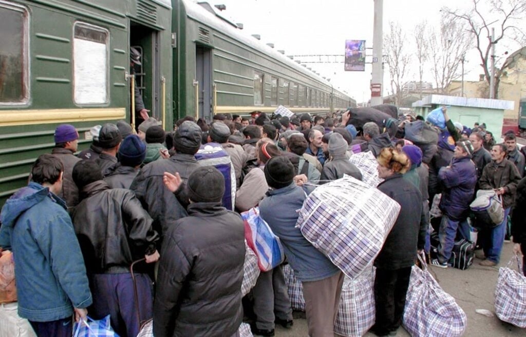 Vluchtelingen stappen in de trein naar veiliger oorden (ITAR-TASS/Vladimir Tyukayev)