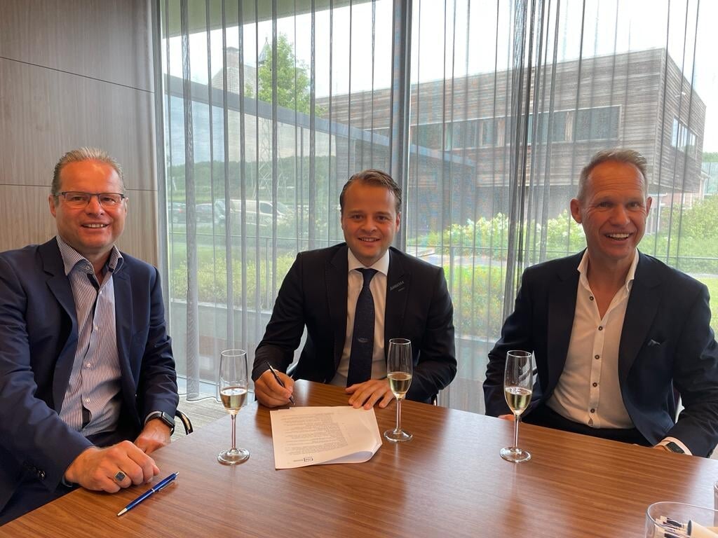 Geert-Jan Willems, Sjors van de Veerdonk en Rob Willems tijdens de ondertekening.