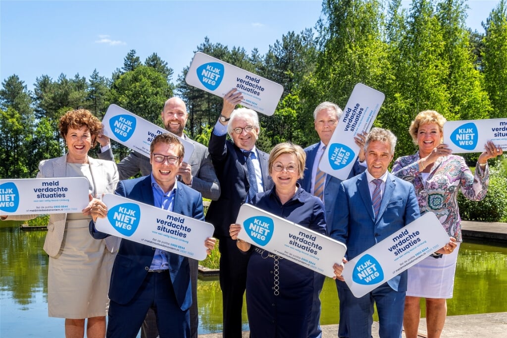 De acht Noord-Limmburgse burgemeesters trapten vorige week de campagne Kijk Niet Weg! af. (foto: Zebra fotostudio's)