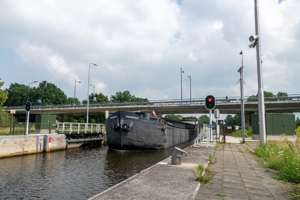 Sluis 4 in de Zuid-Willemsvaart en de Maxwell Taylorbrug bij Veghel.