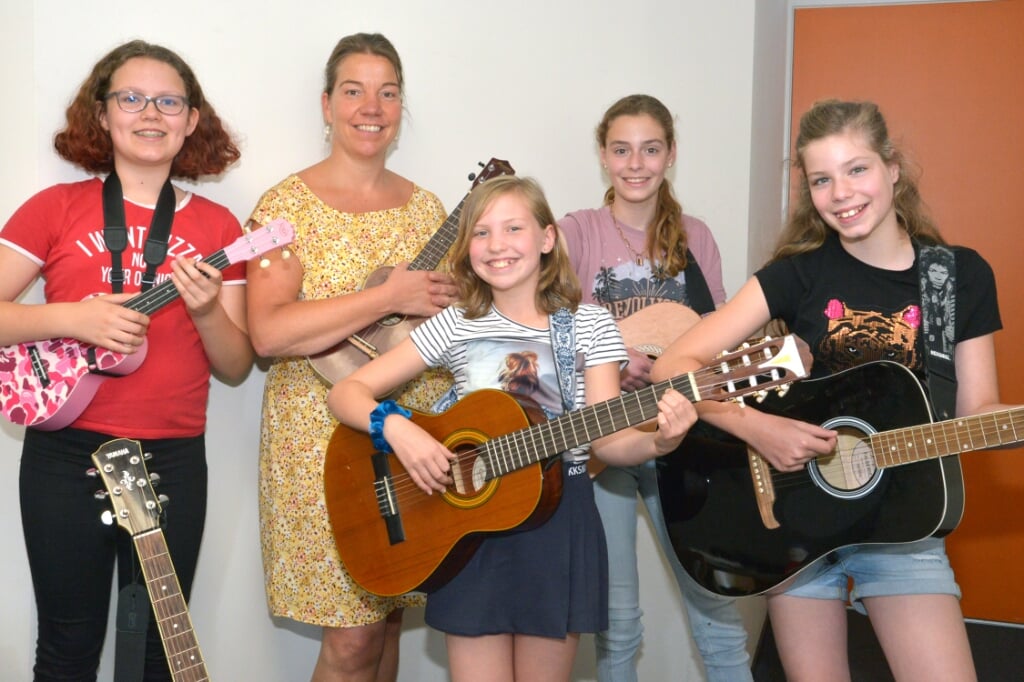 Gitarando is in 35 jaar uitgegroeid tot een muziekschool met ongeveer 200 leerlingen en 10 docenten.