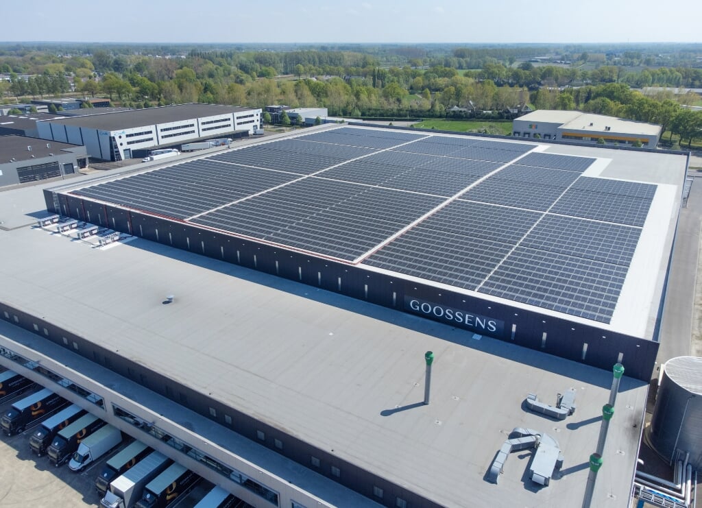 Goossens heeft 6.228 zonnepalen op het dak van het warehouse-servicekantoor geplaatst. 