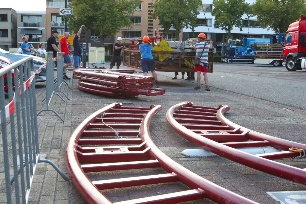 De opbouw van de kermis gisteren op het Burchtplein (foto Hans van der Poel).