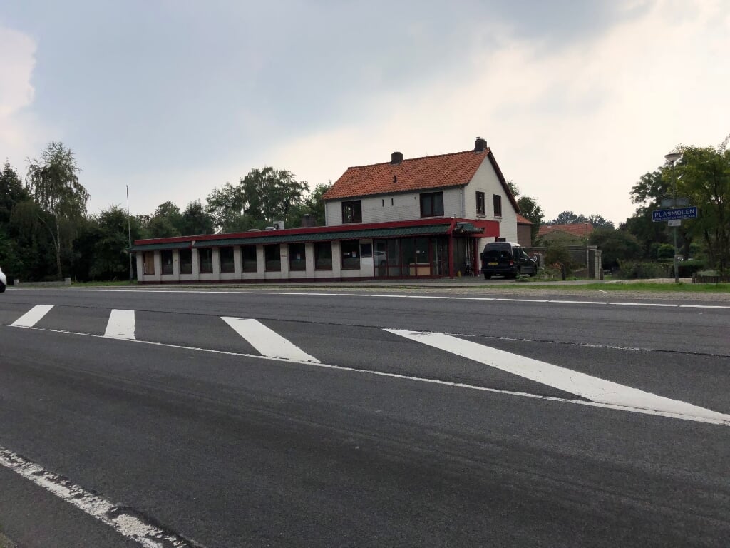 Het leegstaande horecapand 'De Riethorst' aan de Riijksweg in Plasmolen is een mogelijkee opvanglocatie.