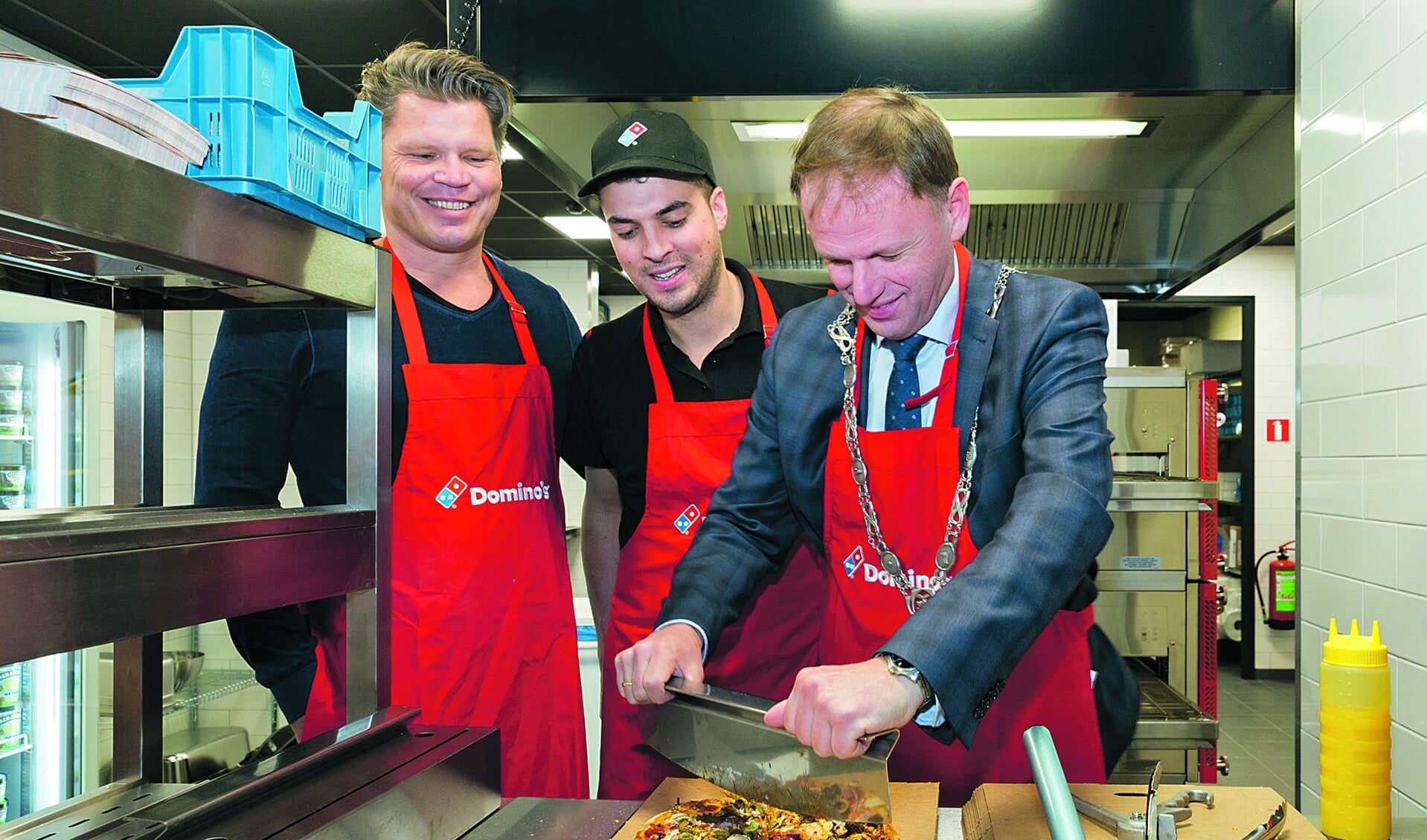 Service en kwaliteit, beloven André ten Wolde, CEO van Domino’s Pizza Nederland & België (links) en Maurice van Tienhoven (midden) bij de opening door burgemeester Van der Kamp