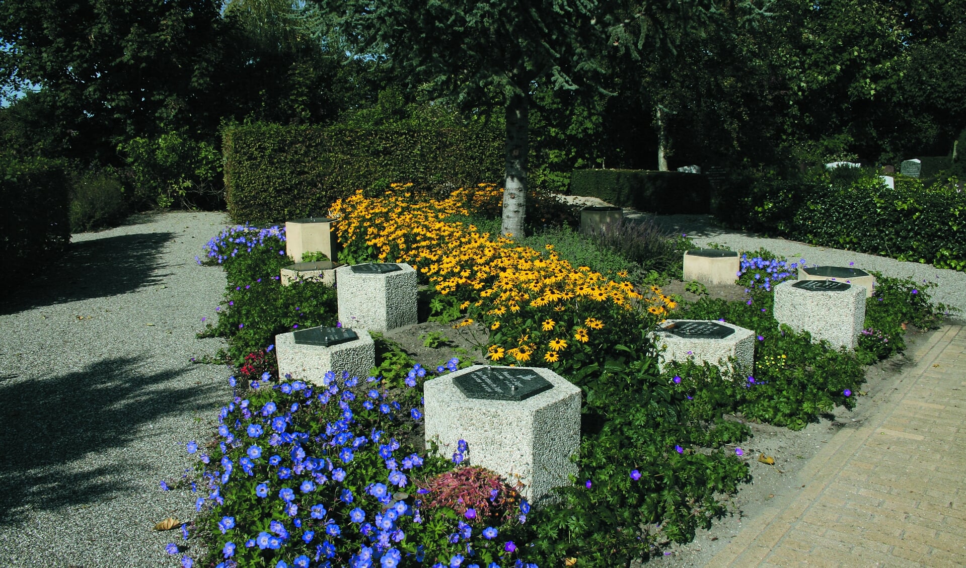 Op begraafplaats Tempel is een fraaie urnentuin aangelegd. 