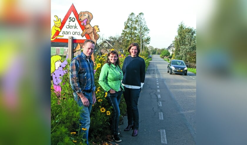 De initiatiefnemers voor een veiliger verkeerssituatie: Hans Mourits, Jorinda van der Werf en Maria Dorresteijn