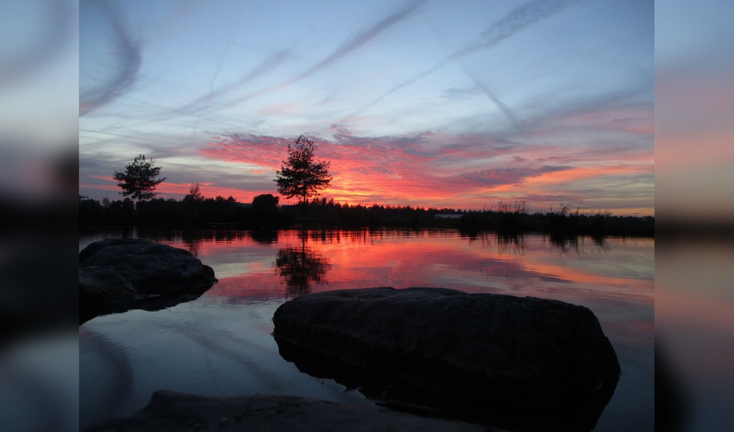 Prachtige zonsondergang weerspiegeld in het water in het Limespark. Beeld: Machiel Haasjes