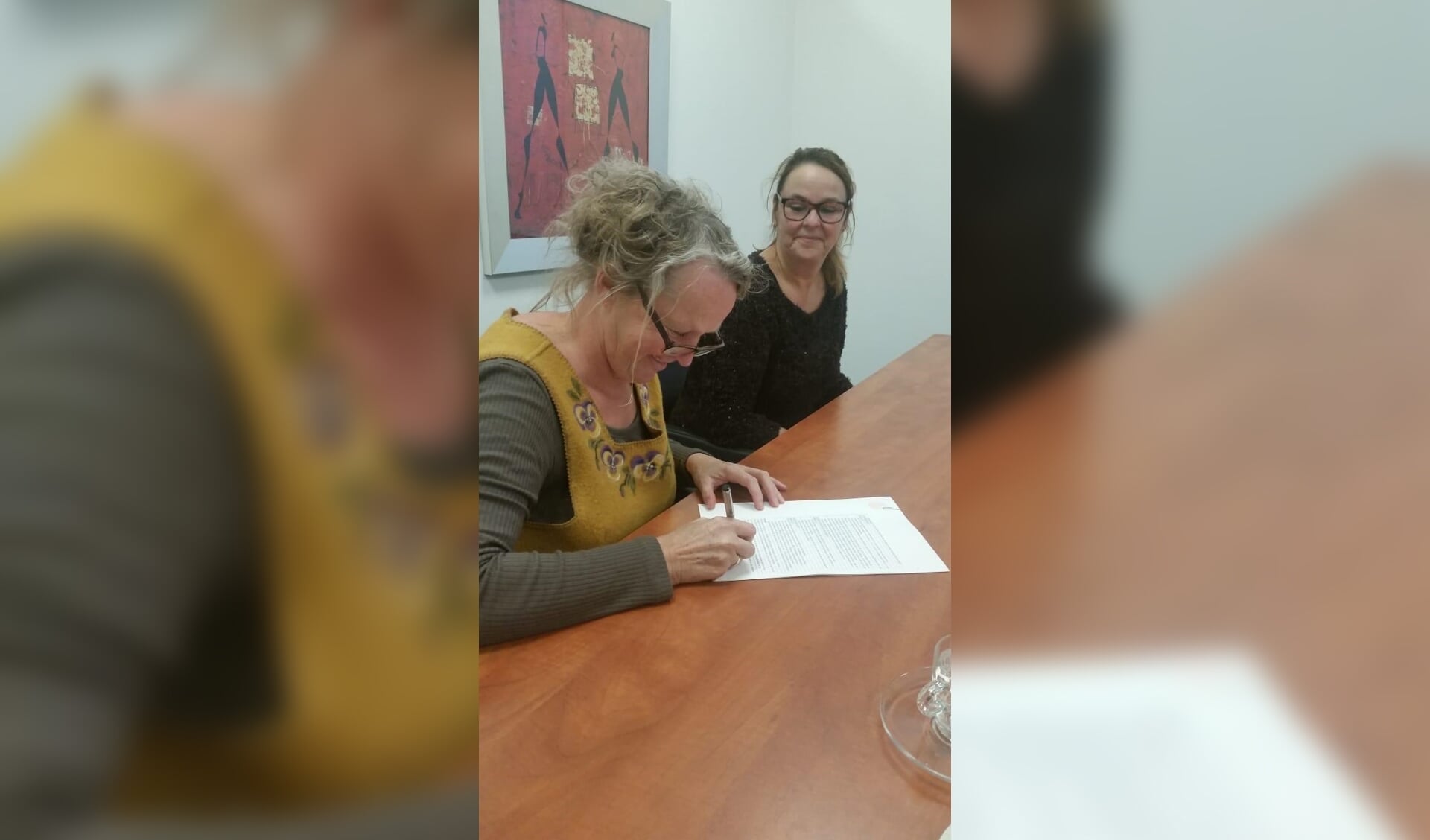 Voorzitter Mieke Kraan ondertekent oprichtingsakte Koor Fabulous! met secretaris Marion Uittenbogaart
