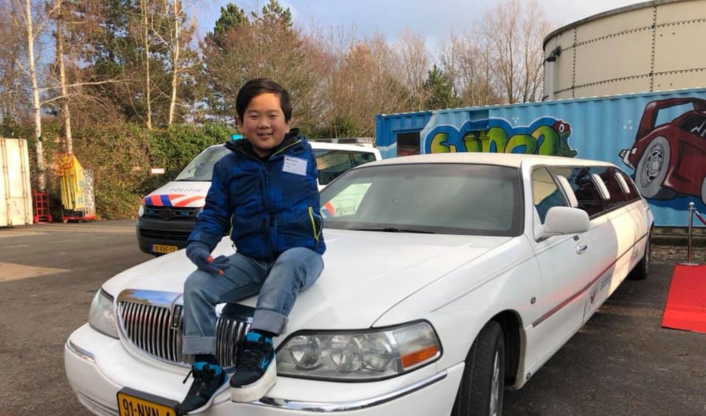 Hong Jie op de limousine