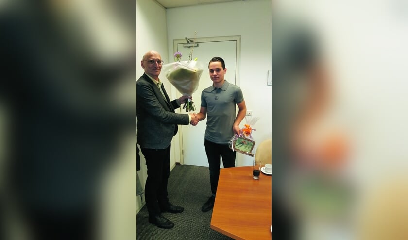  Wethouder Walther Kok feliciteert Stan van Vliet met zijn prestaties  