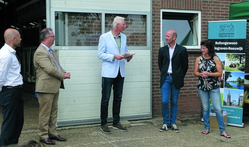 Verheugd over de natuurontwikkelingen in Oukoop, aldus v.l.n.r. Jasper Kuipers (Staatsbosbeheer), Han Weber (gedeputeerde provincie Zuid-Holland), Robèrt Smits (wethouder gemeente Bodegraven-Reeuwijk) en Ardy en Ivanka de Goeij (Natuurboerderij Hoeve Stein)