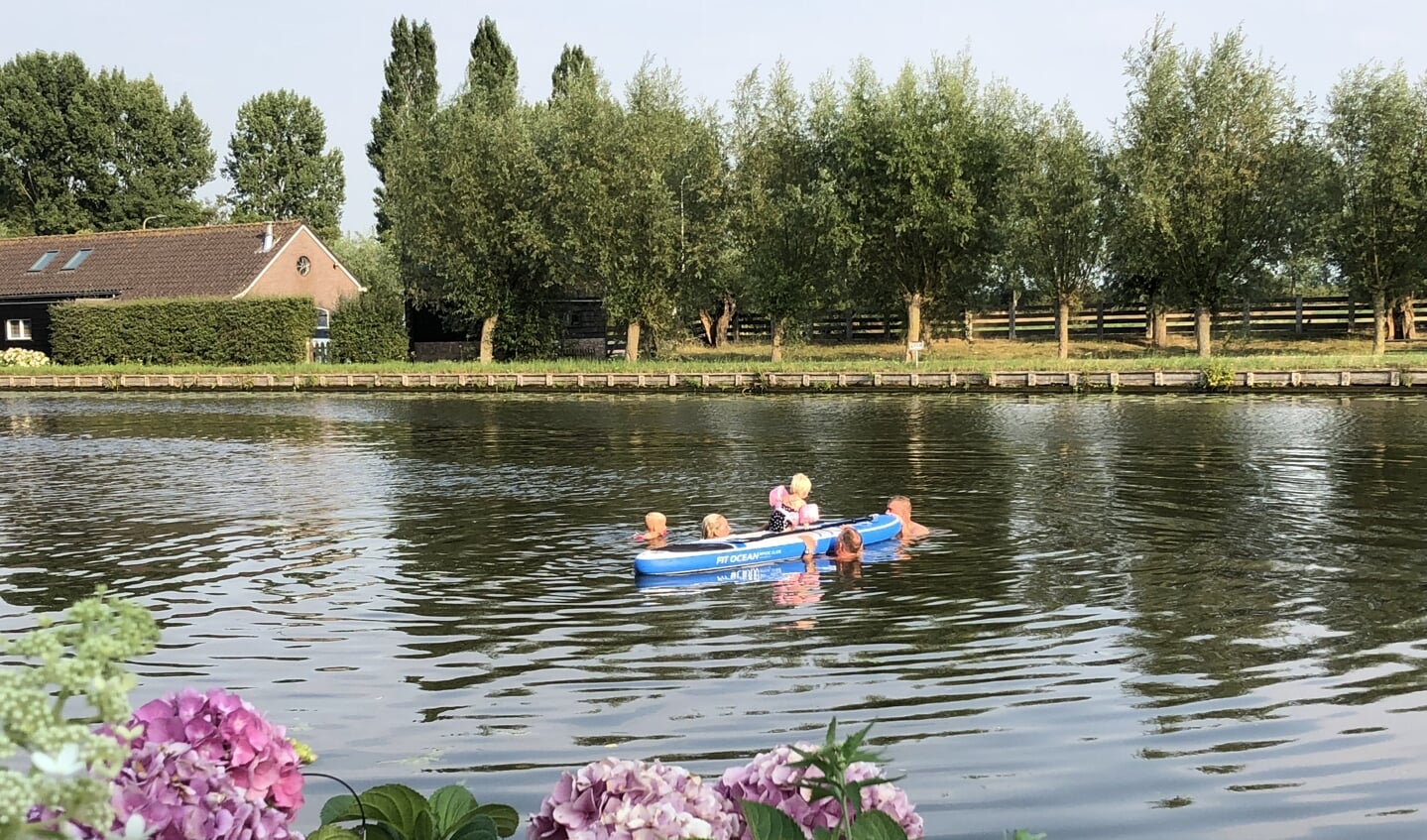 Plezier met het gezin in de Oude Rijn. Beeld: Annemiek Oskam