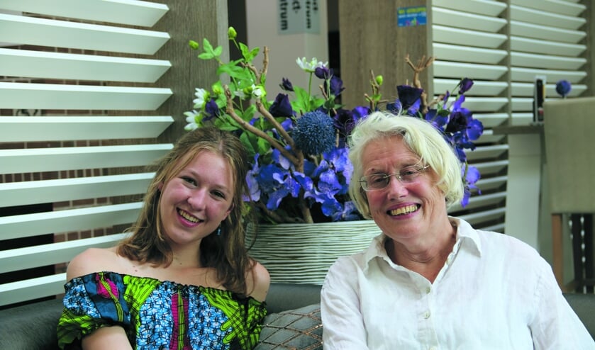 Dorpsdichters Annelie Cluistra (links) en Adriana Kool
