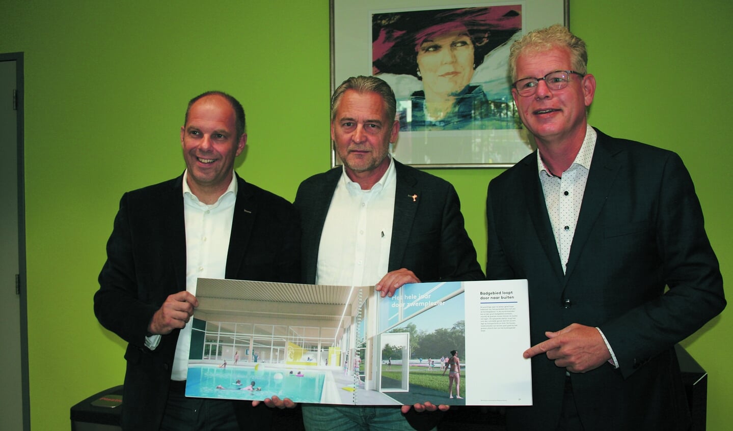 Jeroen Geurts, Tom Haagmans en Dirk-Jan Knol bij de officiële start van de nieuwbouw van het zwembad. 