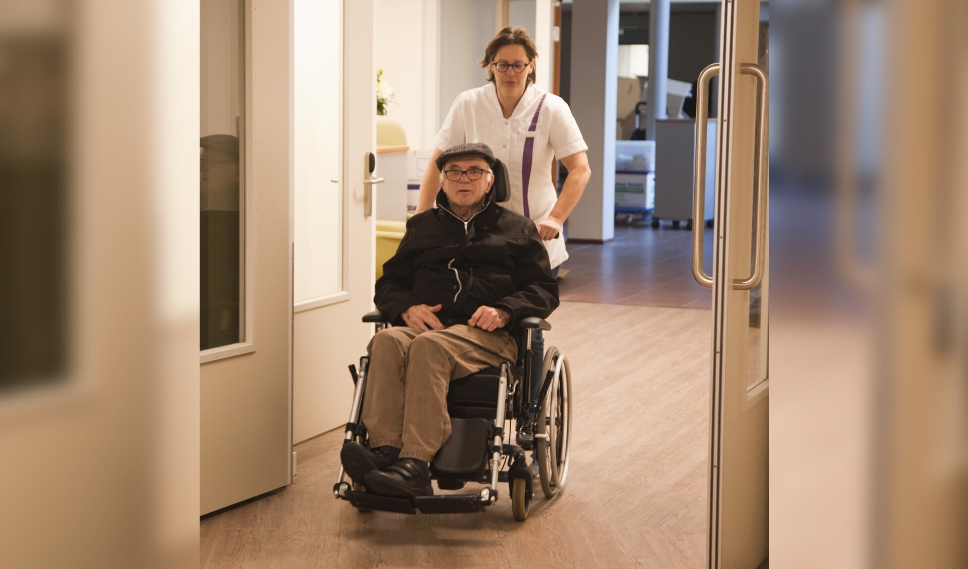 De heer Prins behoorde tot de eerste bewoners die terugkeerden in de vernieuwde Reehaven.