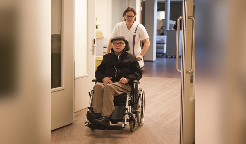 De heer Prins behoorde tot de eerste bewoners die terugkeerden in de vernieuwde Reehaven.