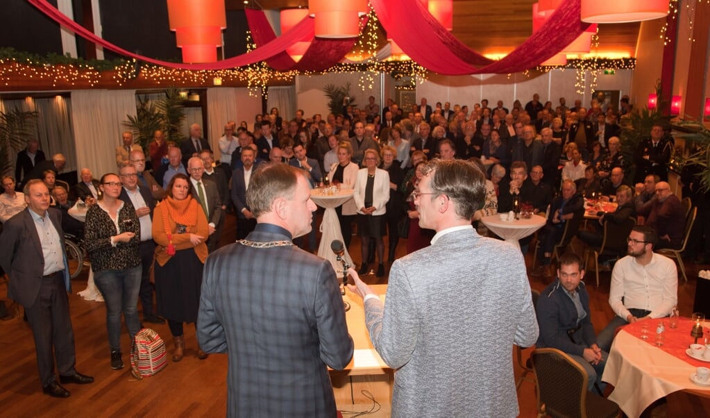 Burgemeester Van der Kamp interviewt Ronald Schilt van het adviesbureau Merosch in verband met de nominatie voor de Ondernemersprijs Midden Holland