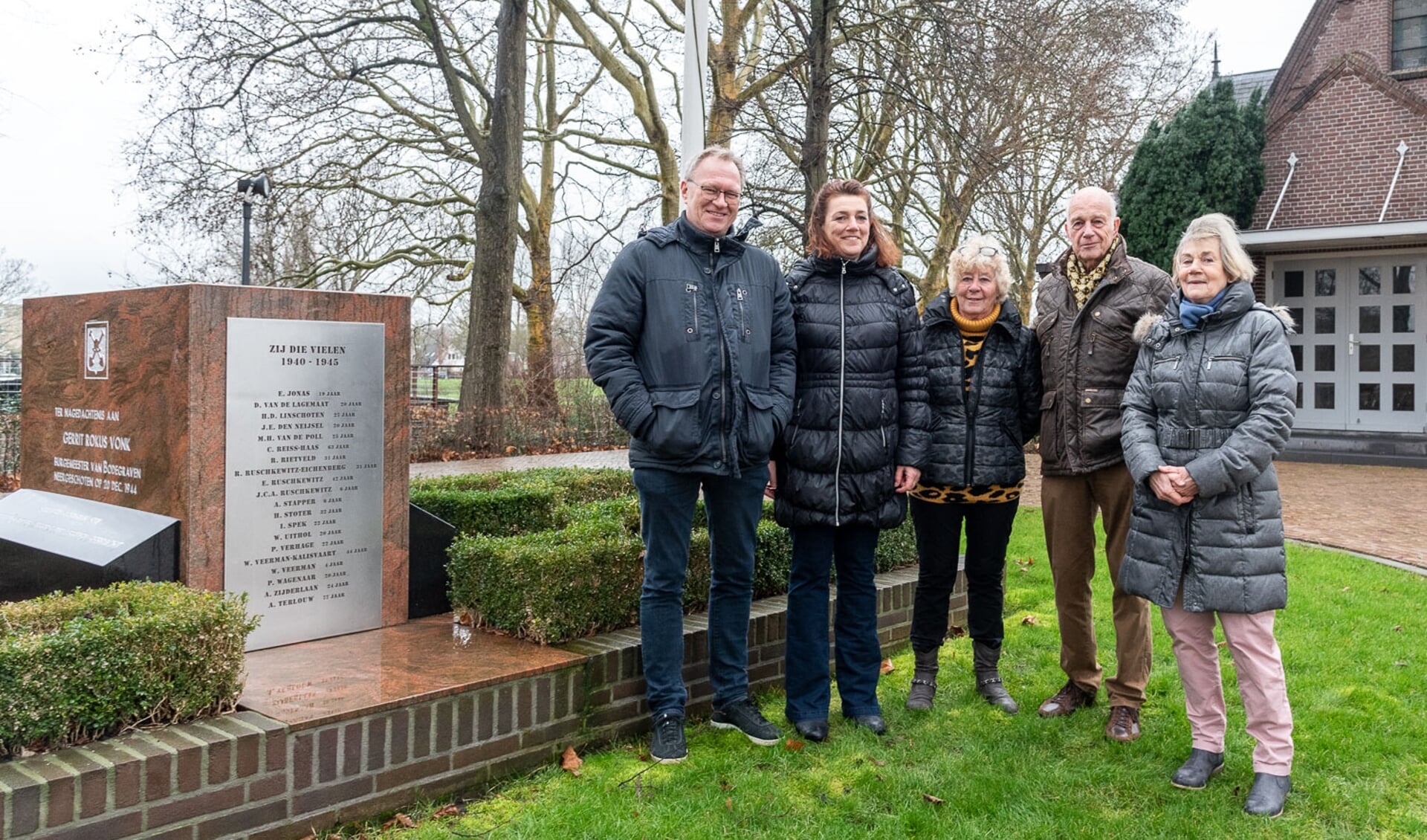 De nazaten van Aris Terlouw, bij het monument op de begraafplaats Vredehof te Bodegraven, met v.l.n.r. Bert Terlouw, Marianne Doornekamp-Terlouw, Rinie Terlouw-Deen, Ben Terlouw en Elly Terlouw-Hordijk