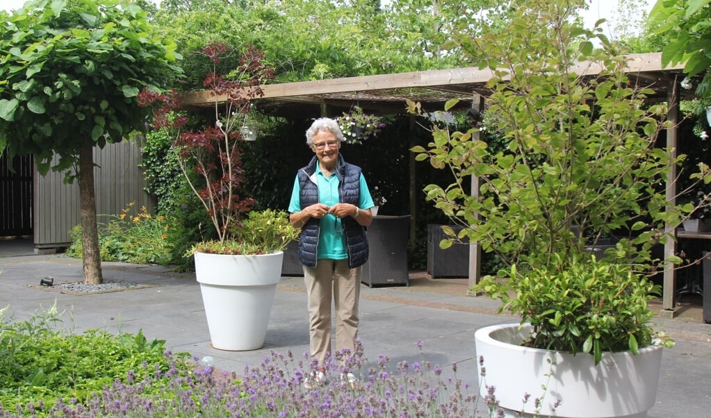 Gerrie Verwaal - Vroege in de patio van De Meent in Bodegraven