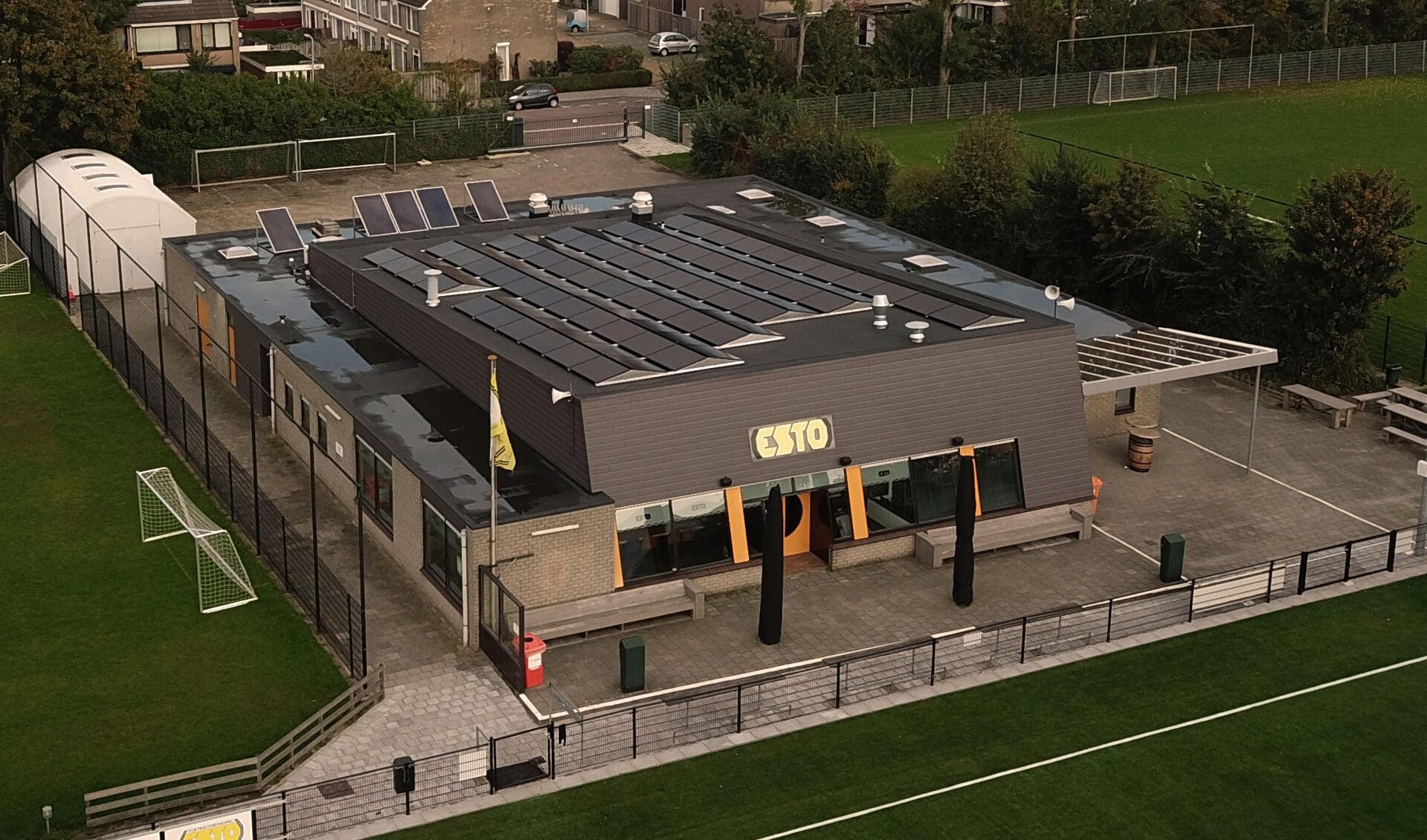 De zonnepanelen op het dak van het sportcomplex.