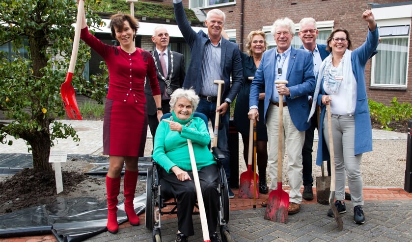 Het werk zit erop met vlnr: Margot van der Starre, Kees Oskam, Nel van de Bos, Robin van Galen, Dinie Trouwborst, Peter Tarnóczy, Dirk-Jan Knol en Diana Heij