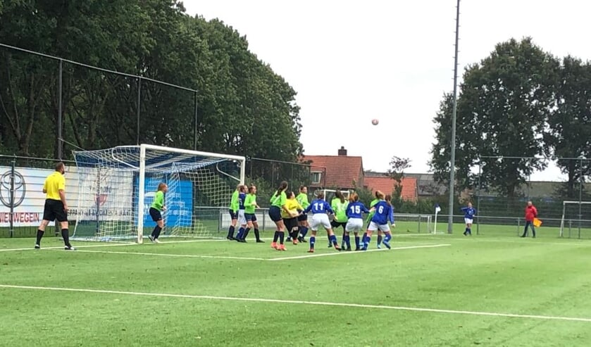 Onderschrift: Goed genomen corner wordt bijna binnengekopt door Charlene van Belle. Beeld: Stefan Kalisvaart