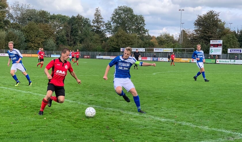 Rohda-aanvoerder Mitchell van Waveren maakt een Bodegraven-aanval onschadelijk.