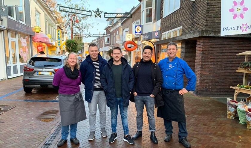De initiatiefnemers van de kerstmarkt in de Kerkstraat, v.l.n.r. Rineke van Rijn, Mischa Kamerling, Roy Heuzen, Kim de Haan en Jetze Kamerling