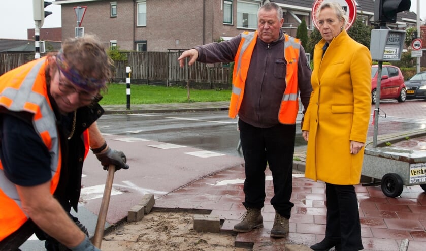 Wethouder Inge Nieuwenhuizen (rechts) laat zich informeren over de werkzaamheden bij de aansluiting Zoutmansweg-Randweg.