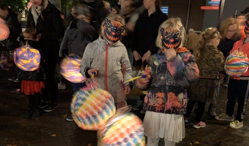 Genieten van de lampionoptocht in het donker