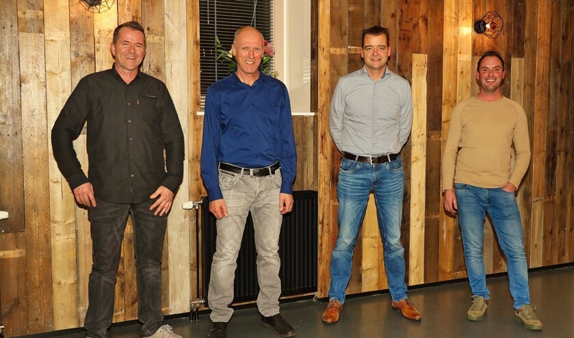 V.l.n.r. David Dros, de ontwerper van het lichtplan, Ewout de Kruijf die voor de elektrische installatie heeft gezorgd, Ruud Kromwijk, bestuurder van Stichting Custwijc, en Anthony Voorend die de betimmeringen en het plafond heeft uitgevoerd.