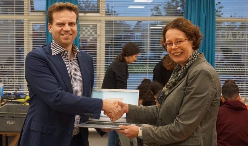Rotary-voorzitter Arjan de Knikker en OKÉ-klas coördinator Agnes van der Kraan met één van de nieuwe Chrombooks.