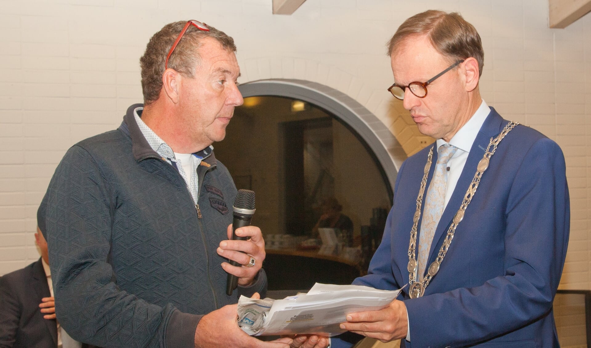 Marco de Haas overhandigt ruim 1100 steunbetuigingen aan burgemeester Van der Kamp