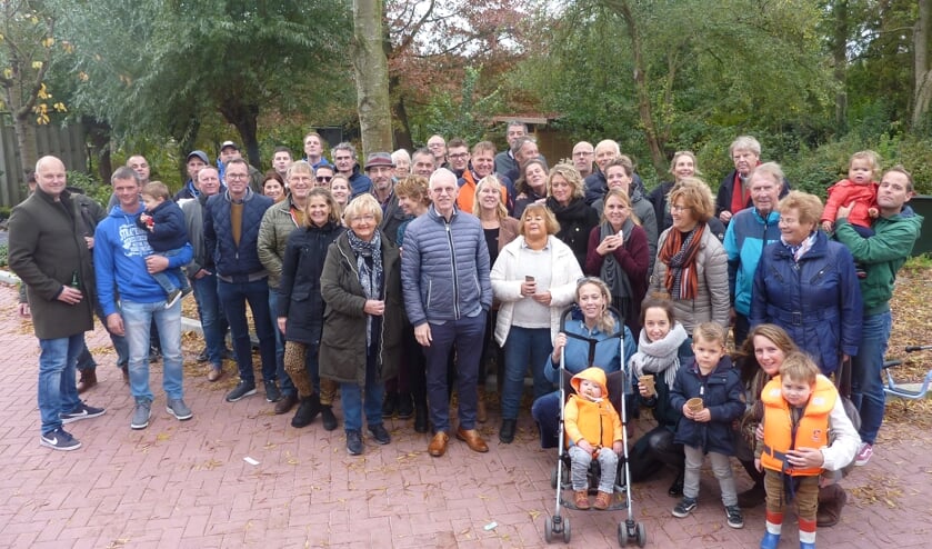 Buurtbewoners, werkmannen en gemeente op groepsfoto.