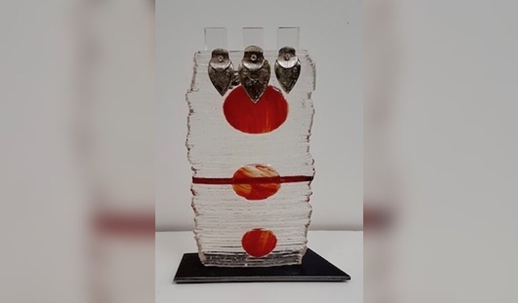 De winnaar ontvangt bij winst niet alleen een mooie titel, maar ook dit kunstwerk van de Bodegraafse glaskunstenaar Marry Buiks.