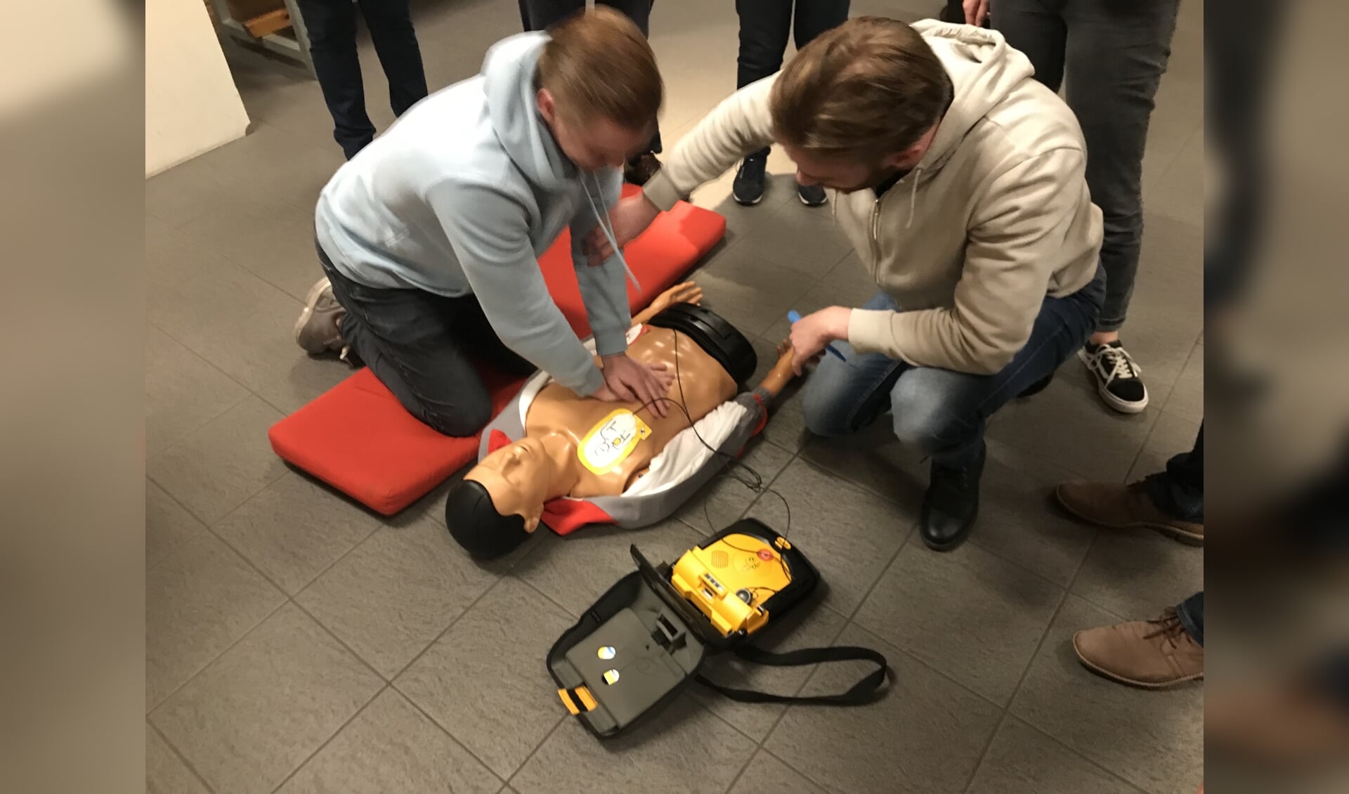 Twee deelnemers oefenen met de AED