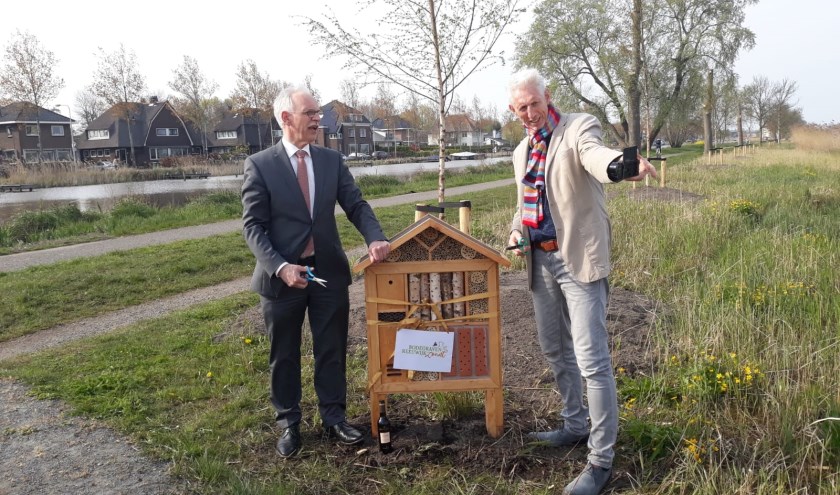 Wethouders Oskam en Smits plaatsen het eerste bijenhotel namens de gemeente bij het Lucassenlaantje in Reeuwijk