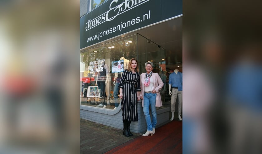 Wenneke en Gerda voor het pand aan de Kerkstraat