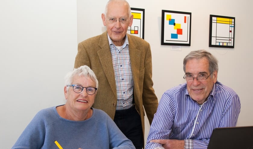 Voorzitter Fred Voortman (midden) en coordinatoren Bep Molenaar en Jan Kromwijk tijdens het spreekuur in het Evertshuis