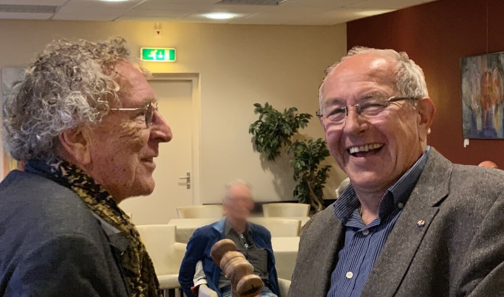 Anton Schiere neemt de voorzittershamer over van Chris Buitelaar.