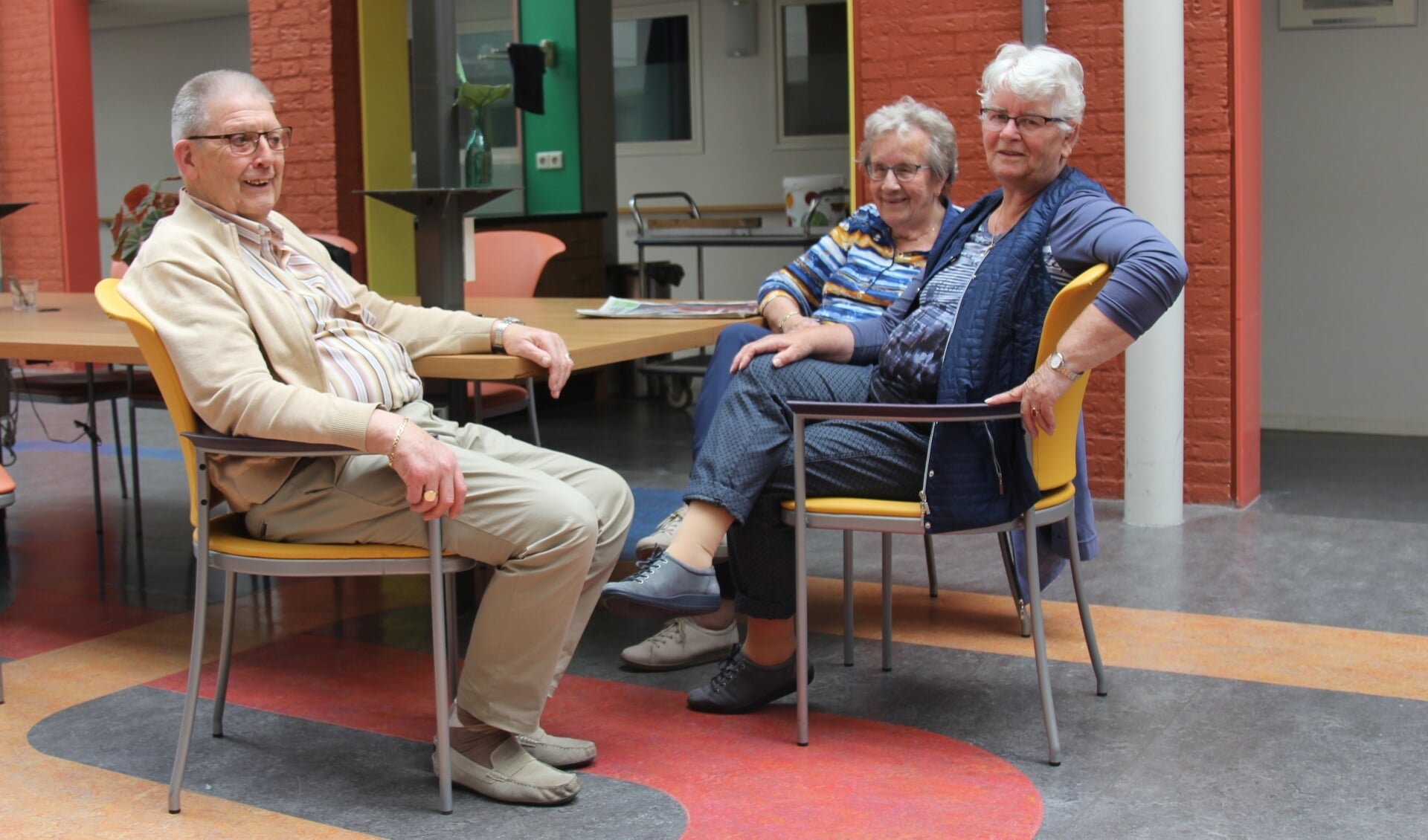 Joop Groeneveld, Alberdien Verbeek en Lenie van Dongen gaan genieten van het seniorenuitje