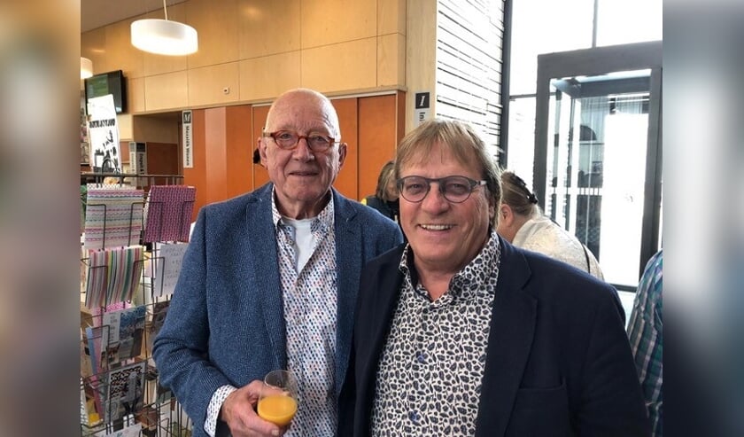 De nieuwe voorzitter van de KunstKring Kees Veelenturf (rechts) en scheidend voorzitter Jelle Drenth.