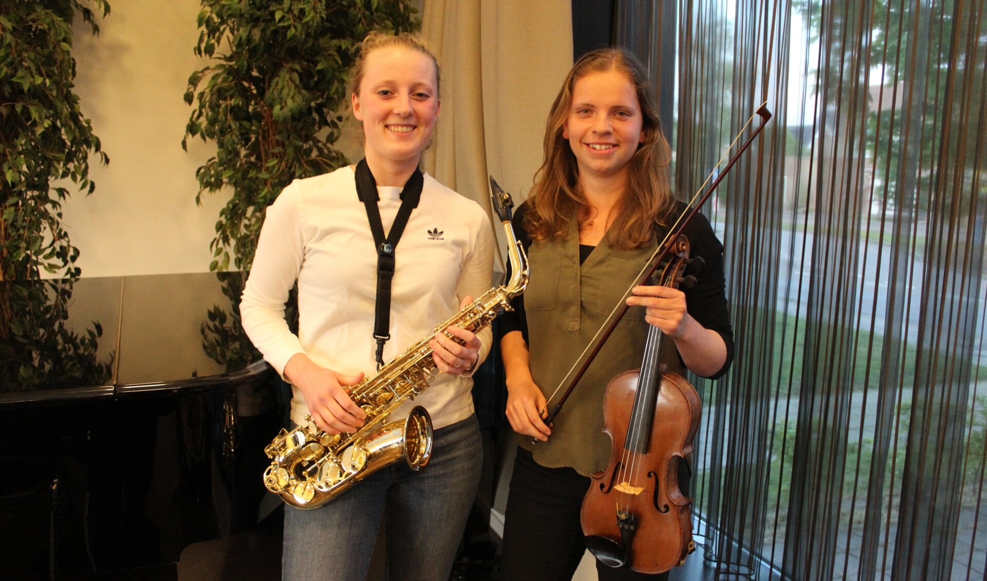 De solistes: Linda Holleman (l) en Arianne in 't Veld. Foto: Anne-Marie Vahl-Gorter