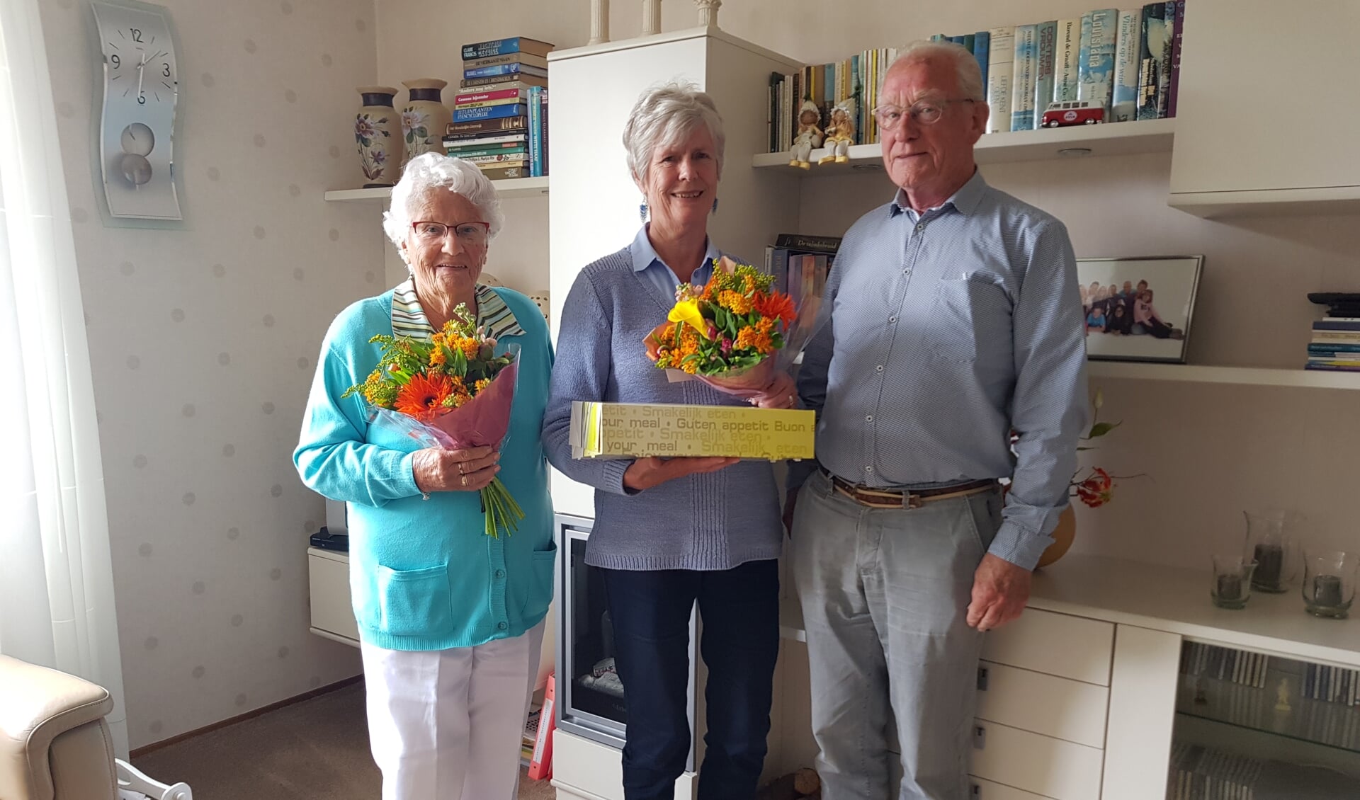 De heer en mevrouw Bouman en mevrouw van Uffelen, drie van de senioren die getrakteerd werden op een lentelunch