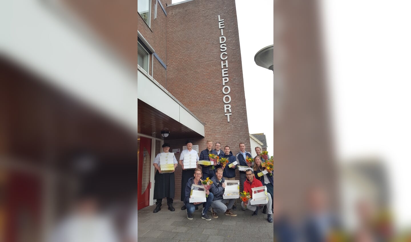 Stabiplan-werknemers en de koks van Restaurantje aan de Rijn met de lunchpakketjes voor de Leidsche Poort