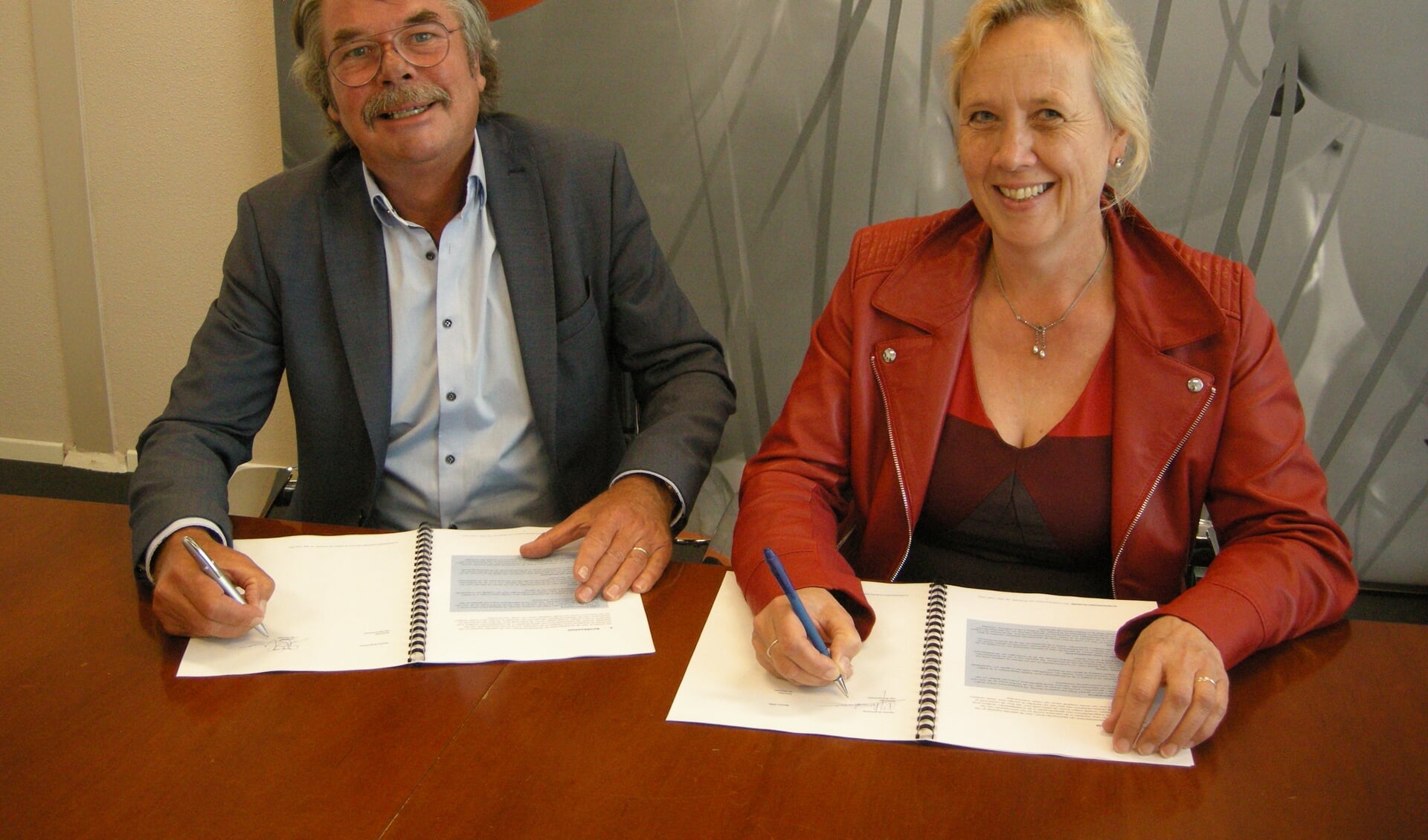 Jan Oostveen en Inge Nieuwenhuizen ondertekenen het Actieprogramma Economie 2019-2022